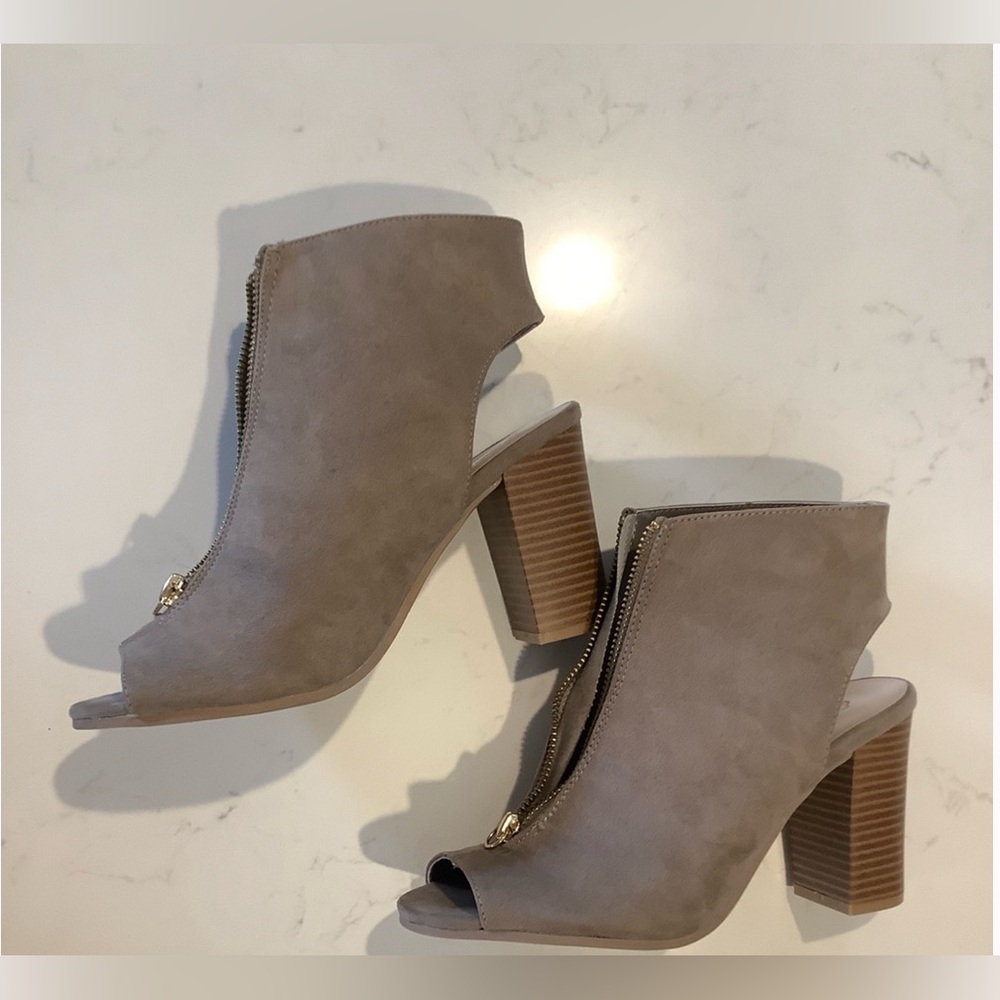 Qupid, Stylish Tan Peep-Toe Ankle Boot with Chunky Heel. Size 7.